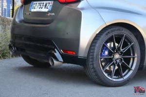 Vue arrière montrant le diffuseur et la double sortie d'échappement sport de la Toyota GR Yaris Ogier