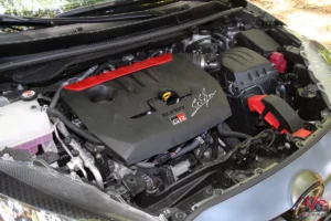 Compartiment moteur du 3 cylindres turbo 1.6 litre de la Toyota GR Yaris