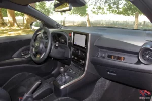Habitacle et poste de pilotage orienté conducteur de la GR Yaris Édition Ogier