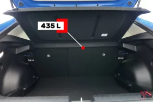 Coffre de 435 litres de la Kia EV4 avec double fond