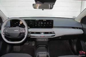 Poste de conduite Kia EV4 avec triple écran panoramique