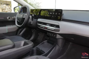 Poste de conduite Kia EV4 avec triple écran panoramique