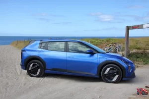 Kia EV4 Air Bleu Fusion vue de profil sur plage bord de mer