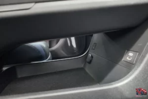 Espace de rangement console centrale du Subaru Solterra