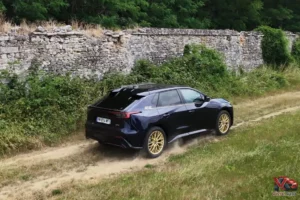 Essai routier du Subaru Solterra au volant sur route de campagne