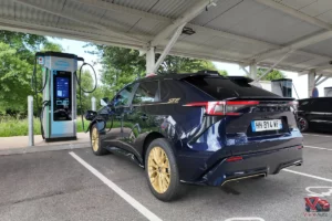 Subaru Solterra 2026 qui recharge sur une borne d'autoroute