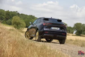 Face arriere du Subaru Solterra bleu nuit avec bandeau lumineux et badge ST E