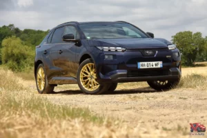 Face avant du Subaru Solterra 2026 bleu nuit équipé du pack ST-E