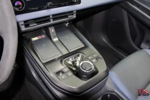 Console centrale avec chargeur dans fil du Subaru Solterra