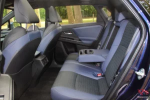 Banquette arrière du Subaru Solterra offrant une vaste habitabilité aux jambes