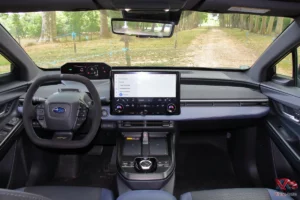 Habitacle du Subaru Solterra 2026 identique au Toyota bZ4X avec écran central de 14 pouces