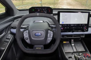 Volant à double méplat en Alcantara Atelier Subaru et combiné d'instrumentation haute