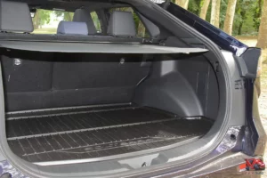 Coffre du Subaru Solterra avec double fond et cache-bagages enroulable