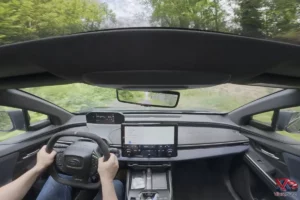 Essai routier du Subaru Solterra au volant sur route de campagne