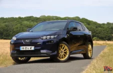 Face avant du Subaru Solterra 2026 bleu nuit équipé du pack ST-E
