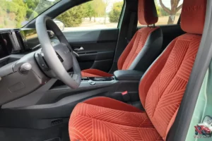 Habitacle avant de la Lancia Ypsilon LX avec sièges en velours Ruggine et table centrale Tavolino.