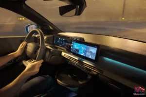 Vue dynamique au volant de la Lancia Ypsilon Ibrida 110 ch en finition LX