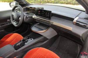 Habitacle avant de la Lancia Ypsilon LX avec sièges en velours Ruggine et table centrale Tavolino.