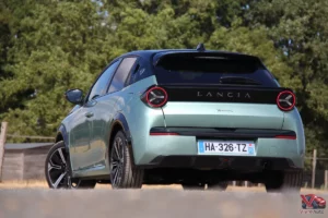 Vue trois quarts arrière de la citadine Lancia Ypsilon mettant en valeur ses feux ronds inspirés de la Stratos.
