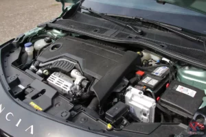 Vue du moteur trois cylindres de la Lancia Ypsilon hybride 110 ch.