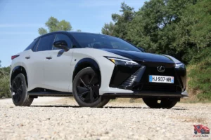 Face avant agressive et calandre pleine du Lexus RZ 550e F-Sport en configuration bi-ton Gris iridium