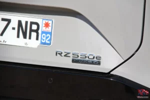 L'inscription arrière du Lexus RZ 550e F-Sport