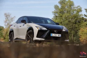 Face avant agressive et calandre pleine du Lexus RZ 550e F-Sport en configuration bi-ton.