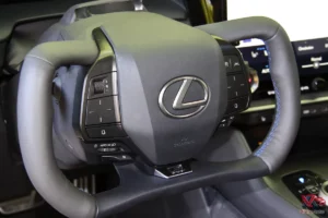 Volant Yoke steer-by-wire du Lexus RZ F-Sport