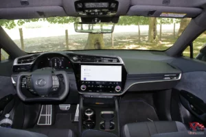 Intérieur du Lexus RZ F-Sport avec volant Yoke steer-by-wire et sellerie en Ultra Suede.