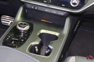 Console centrale du Lexus RZ F-Sport