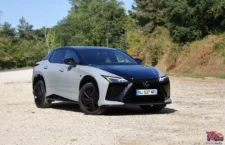 Face avant agressive et calandre pleine du Lexus RZ 550e F-Sport en configuration bi-ton.