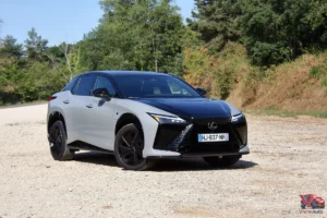 Face avant agressive et calandre pleine du Lexus RZ 550e F-Sport en configuration bi-ton.