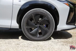 Les jantes aérodynamiques de 20 pouces du Lexus RZ 550e F-Sport