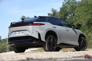 Vue arrière du Lexus RZ 550e F-Sport en configuration bi-ton Gris iridium