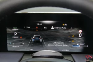 Tableau de bord du crossover électrique Nissan Leaf.