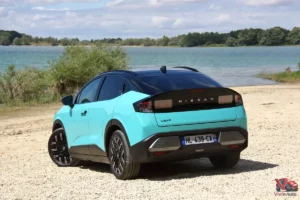 Vue arrière de la nouvelle Nissan Leaf 2026 finition Evolve avec peinture bi-ton bleu Aoba sur une plage