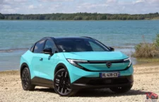 Face avant de la nouvelle Nissan Leaf 2026 finition Evolve avec peinture bi-ton bleu Aoba sur une plage