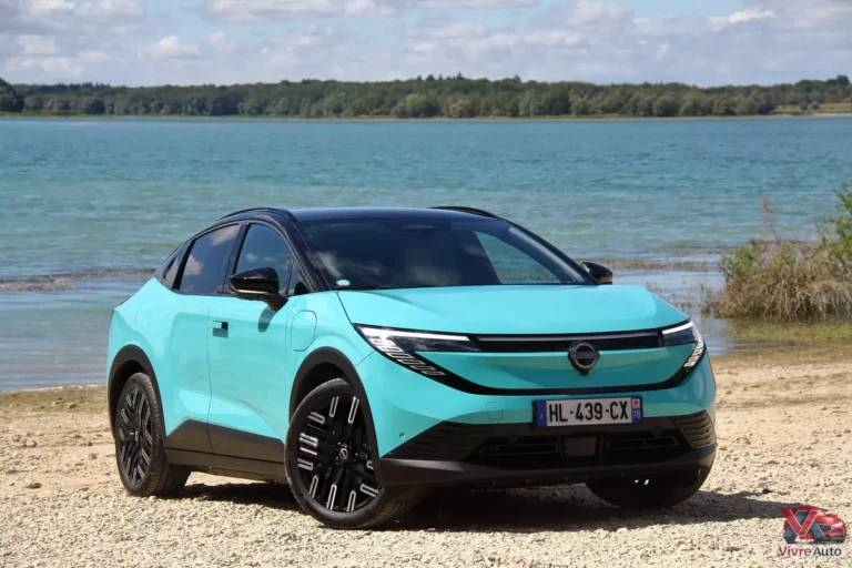 Face avant de la nouvelle Nissan Leaf 2026 finition Evolve avec peinture bi-ton bleu Aoba sur une plage