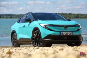Face avant de la nouvelle Nissan Leaf 2026 finition Evolve avec peinture bi-ton bleu Aoba sur une plage