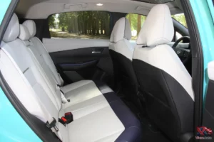 Les places arrière du crossover électrique Nissan Leaf en finition Evolve