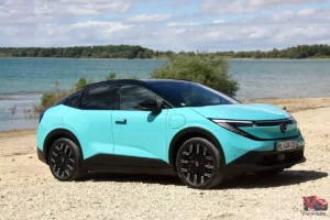 Profil de la nouvelle Nissan Leaf 2026 finition Evolve avec peinture bi-ton bleu Aoba sur une plage