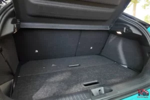 Coffre de 437 litres de la nouvelle Nissan Leaf avec plancher modulable.