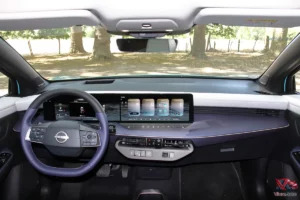 Planche de bord épurée et double écran tactile du crossover électrique Nissan Leaf.