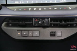 Console centrale du crossover électrique Nissan Leaf.