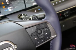 Commandes au volant et palettes du crossover électrique Nissan Leaf.