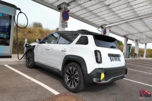 La Renault 4 E-Tech Plein Sud en train de charger dans une station de recharge