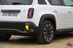 Zoom sur l'arrière de la Renault 4 E-Tech électrique Plein Sud Blanc Glacier