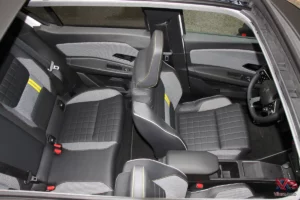 Vue du dessus via le toit ouvrant sur l'habitacle de la Renault 4 E-Tech Plein Sud