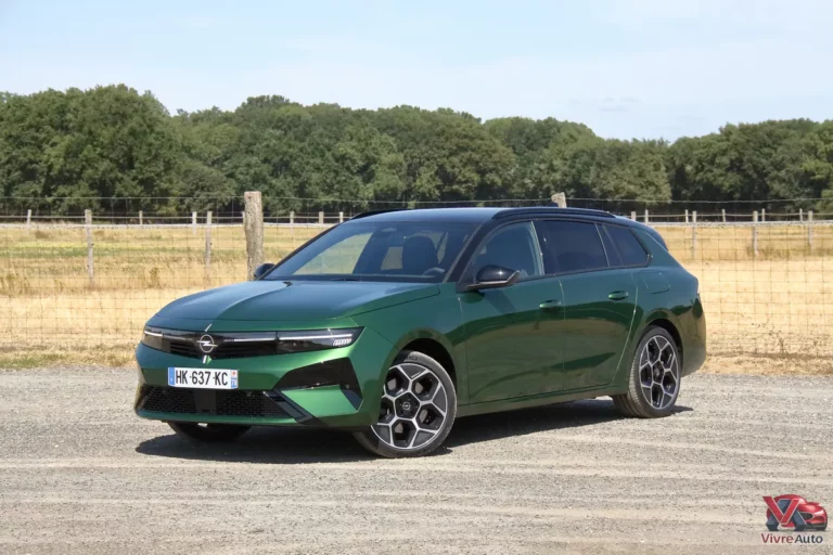 Face avant Opel Astra Sports Tourer Vert Klover avec calandre Opel Vizor