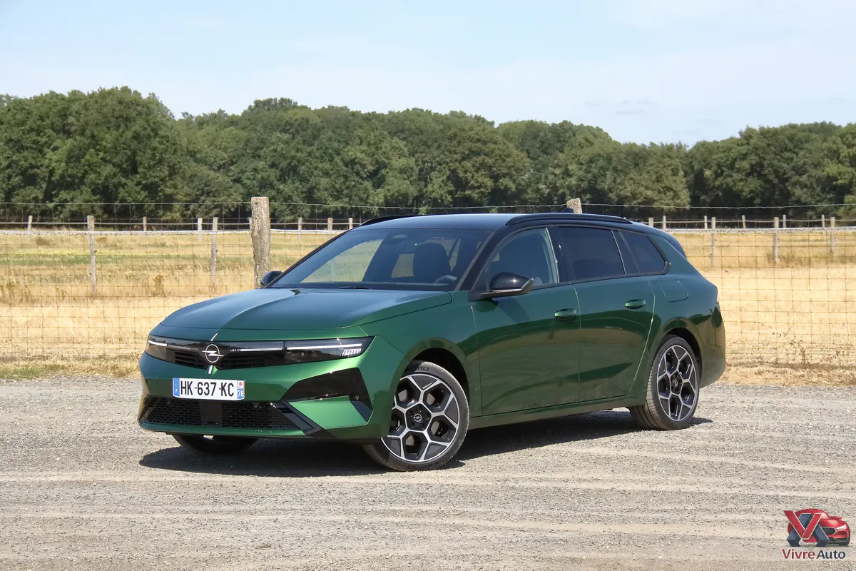 Face avant Opel Astra Sports Tourer Vert Klover avec calandre Opel Vizor